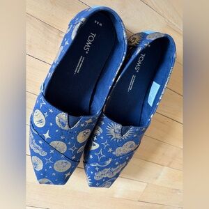 New TOMS Navy and Gold Cosmic Print Slip-Ons
